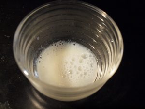 Ein Schnapsglas (shot glas) eignet sich hervorragend zum Schwanz abmelken (cock milking) 