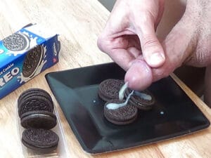 OREO Kekse zum Besamen mit Sperma (Cum on OREO cakes)