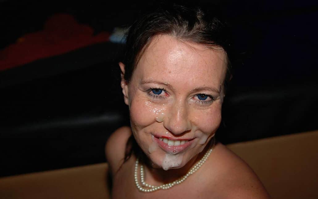 Das hübsche Gesicht einer Hotwife wurde mit geilem Sperma veredelt.