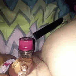 Squirting beim Herauspressen einer großen Flasche aus der Pussy.