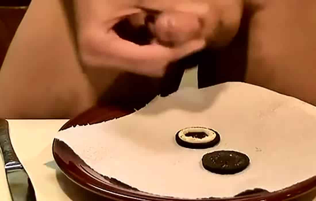 Ausgehöhlter Oreo Keks zur Füllung mit Sperma