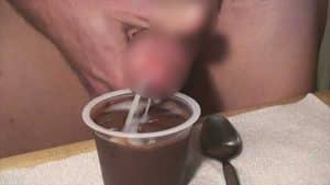 Sehr geil: Sperma mit Schokoladenpudding essen